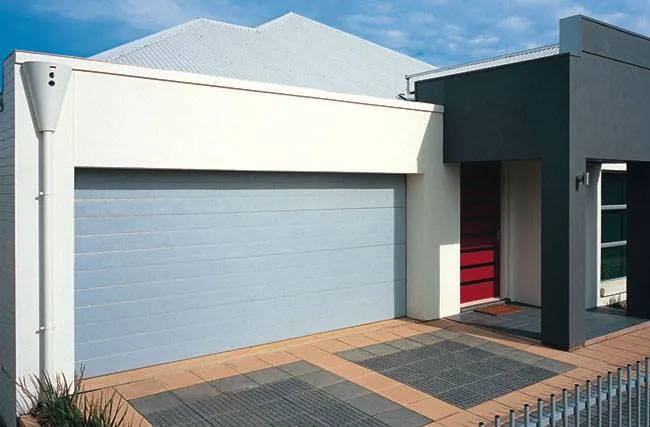 Brama garażowa segmentowa szara nowoczesny dom – Kutno