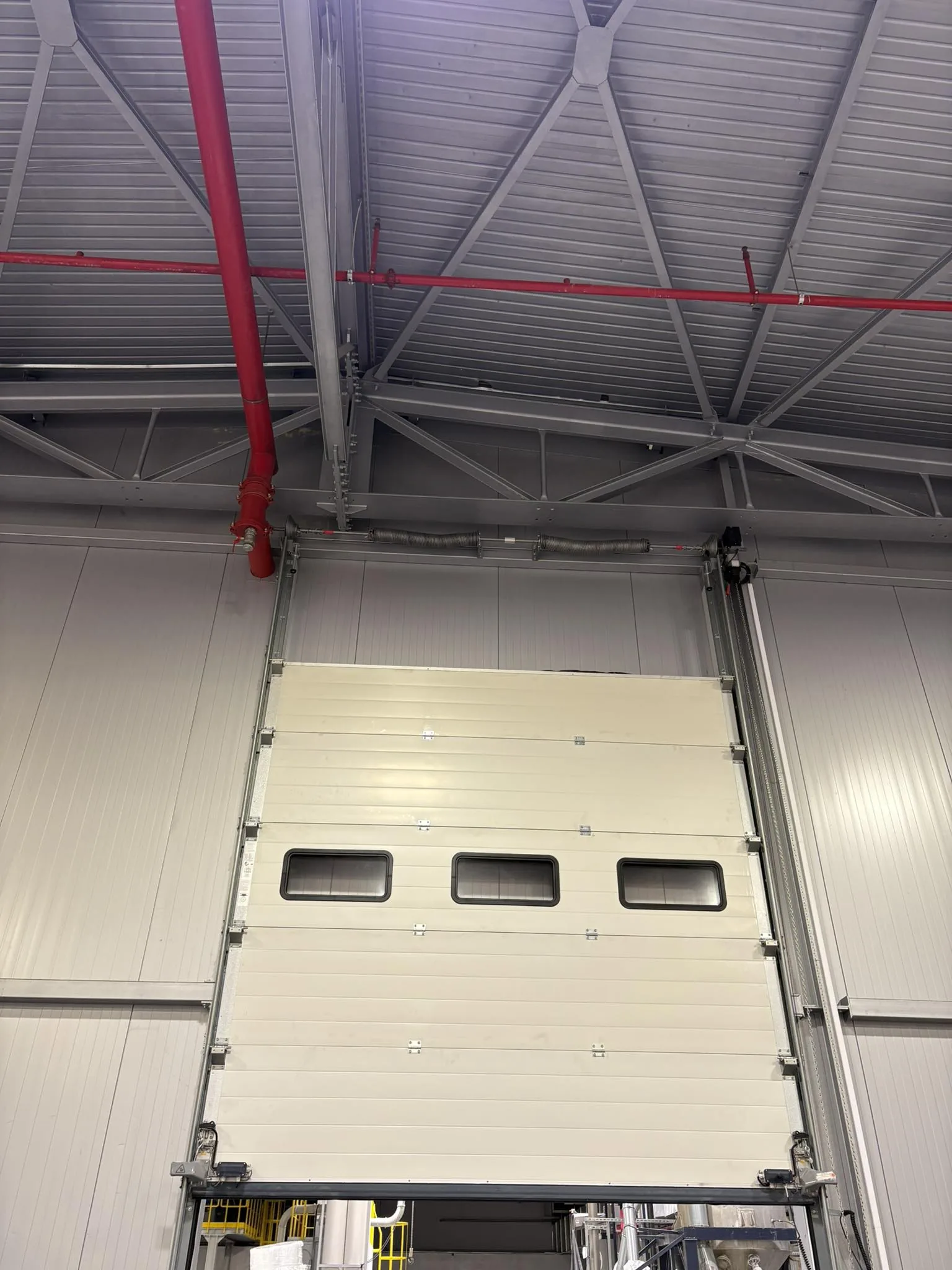 Brama przemysłowa segmentowa do hali magazynowej – Łódź