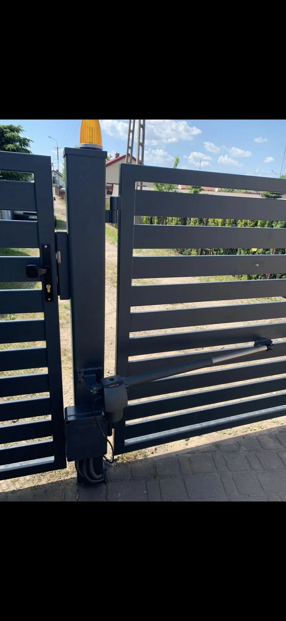 Siłownik bramy dwuskrzydłowej lamelowej – montaż Kutno